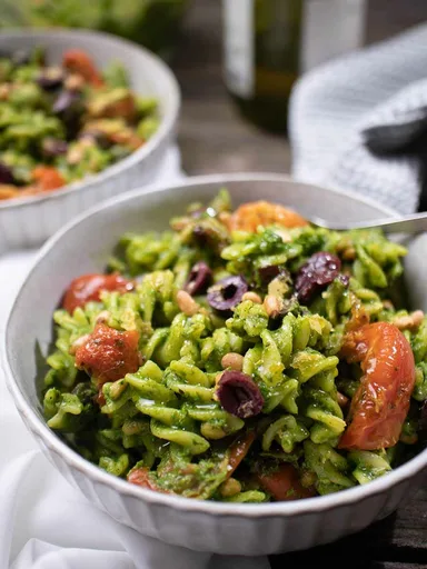 Ensalada de pasta mediterránea con aliño de perejil