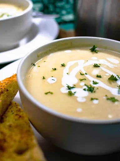 Sopa vegana de patata y puerro