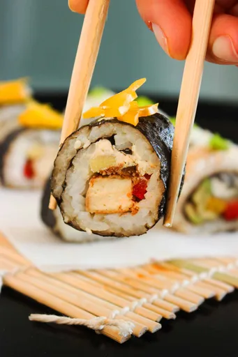 Rollitos de sushi de verduras (Sushi vegano)