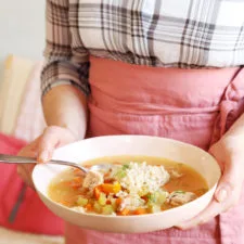 Sopa de pollo al limón asado