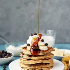 Panquecas de banana com gotas de chocolate para uma pessoa