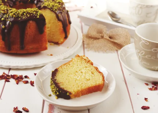 Bizcocho Gugelhupf de ponche de huevo con glaseado de chocolate y pistachos