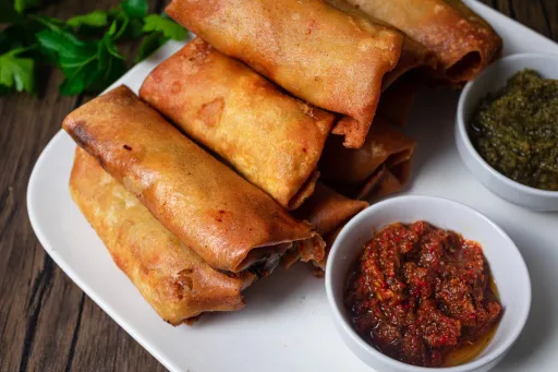 Rollitos de primavera ghaneses crujientes y auténticos