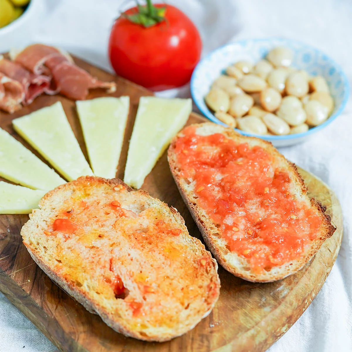 Pan con tomate (Spanish tomato bread)