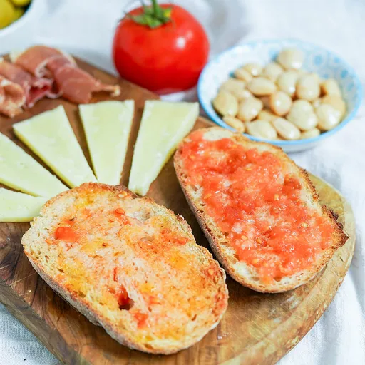 Pan con tomate (Spanish tomato bread)