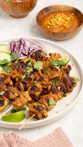 Brochetas de Satay de Pollo con Salsa de Cacahuete