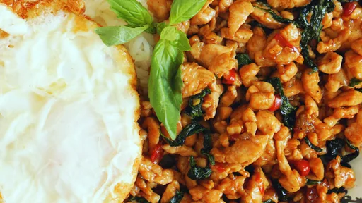 Pollo picante a la albahaca (Pad Kra Pao)