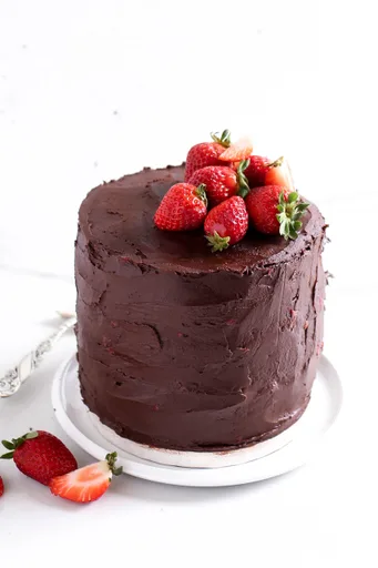 Pastel de chocolate con relleno de fresa