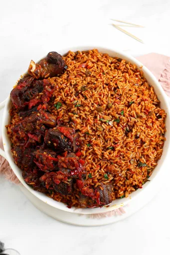 Arroz jollof tradicional con carne de cabra al toque de pimienta