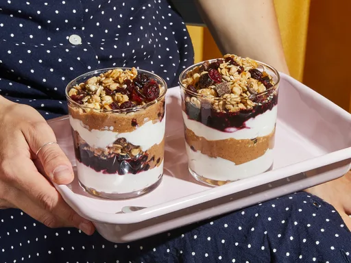 Tarros de yogur y crema de frutos secos en capas preparados con antelación