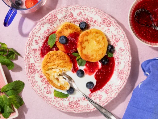 Syrniki (small quark pancakes)