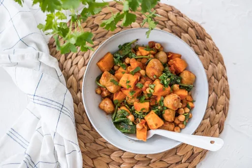 Süsskartoffeleintopf mit Wurst und Kichererbsen