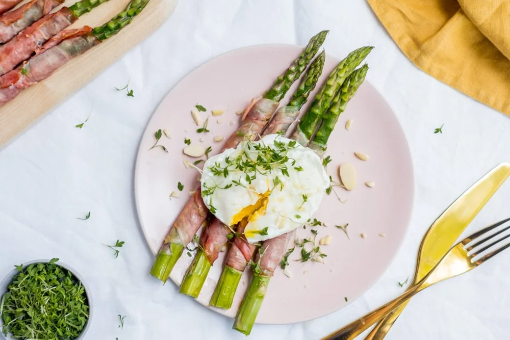 Gebakken asperges met ham en gepocheerd ei