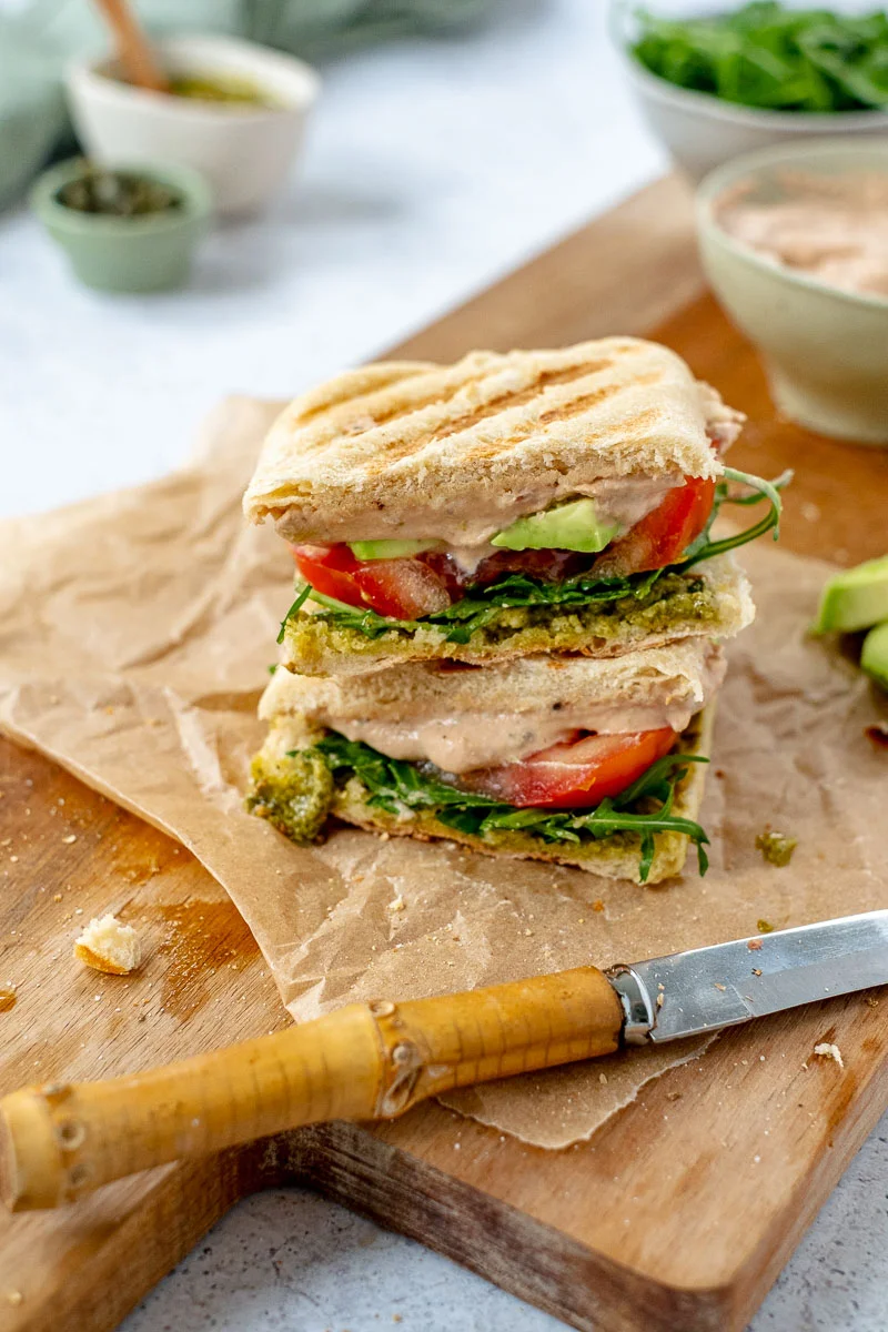 Panino con tonno e avocado (tunacado)