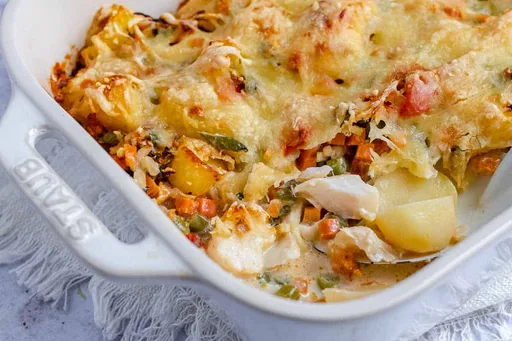 Gratinado rápido de salmón con puerro y zanahorias