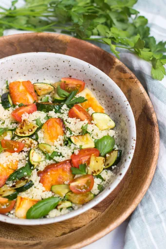 Kruidige couscous met haloumi en courgette