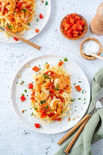 Pasta con langostinos y salsa cremosa de pimiento