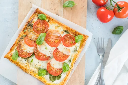 Tarta hojaldrada con tomate