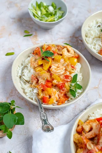 Arroz con langostinos y salsa cremosa de pimiento