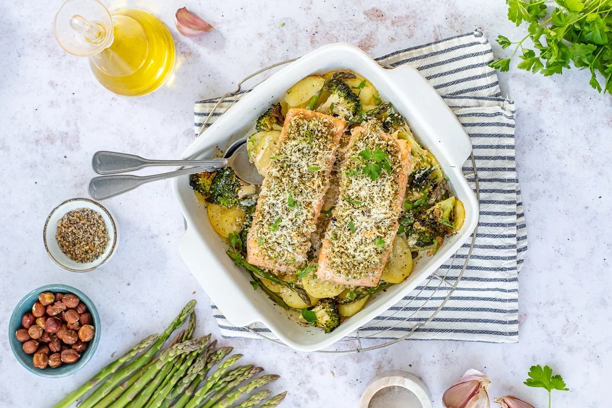 Auflauf mit Lachs, Kartoffeln, Brokkoli und Nuss-Crumble