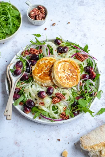 Ensalada de queso de cabra con uvas