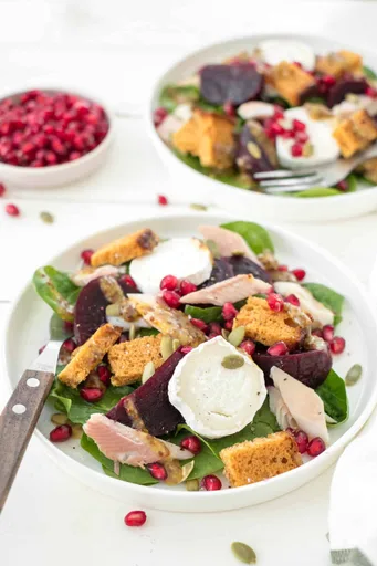 Salade met rode biet, gerookte forel, peperkoek en geitenkaas