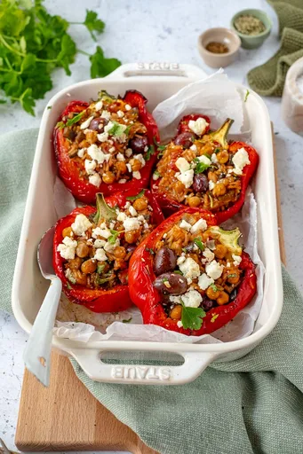 Vegetarische gevulde paprika's met kruidige rijst en kikkererwten