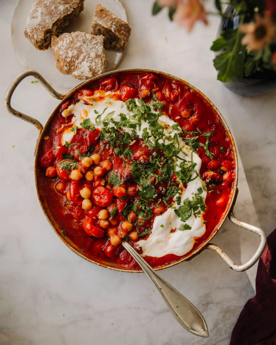 Kikherneet harissa-tomaattikastikkeessa
