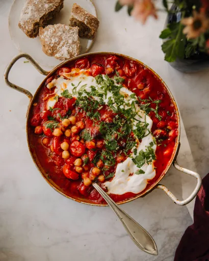 Kikherneet harissa-tomaattikastikkeessa