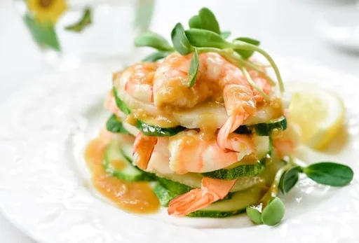 Ensalada coreana de gambas con aderezo de mostaza picante