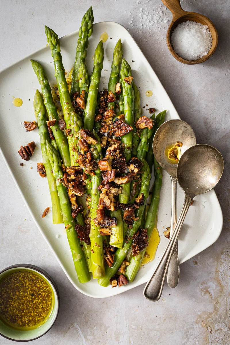 Asperges et croquant pacanes-prosciutto