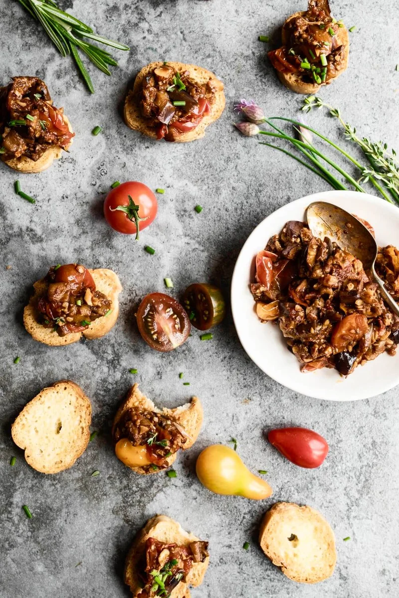 Bouchées d’aubergine et de tomates confites