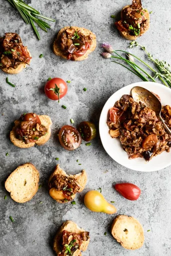 Bouchées d’aubergine et de tomates confites