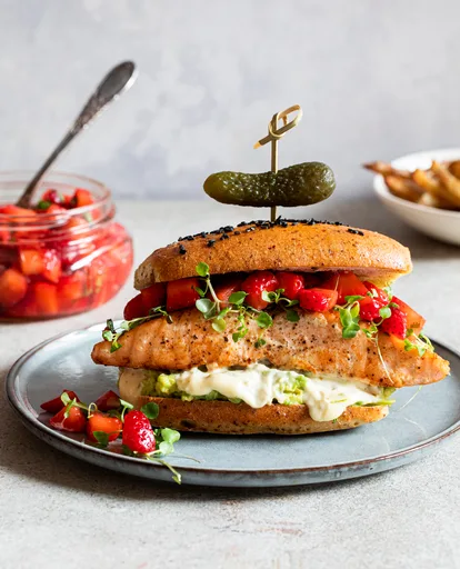 Burger de saumon et salsa de fraises