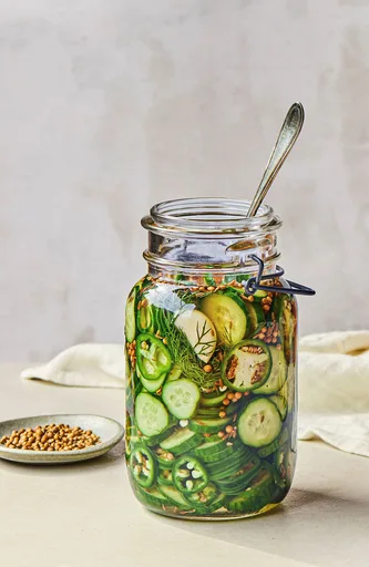 Pepinos y jalapeños encurtidos exprés