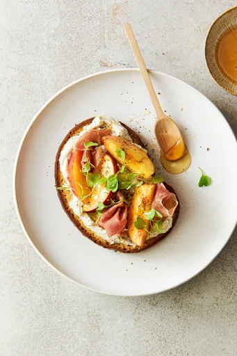 Tostadas de feta batido, nectarinas, jamón serrano y miel