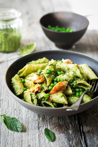 Pâtes au saumon et pesto de petits pois