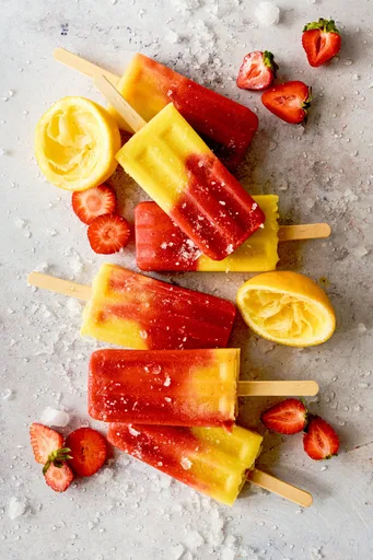 Polos helados de fresa y piña