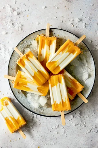 Polos helados de mango y coco