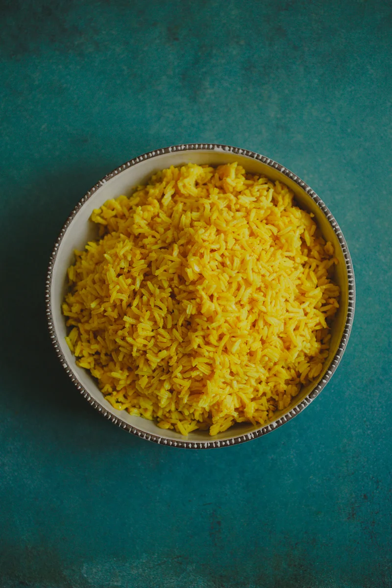 Riz au curcuma et au cari
