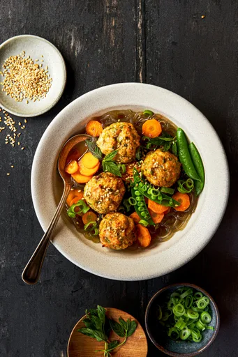 Soupe asiatique aux boulettes de saumon et gingembre