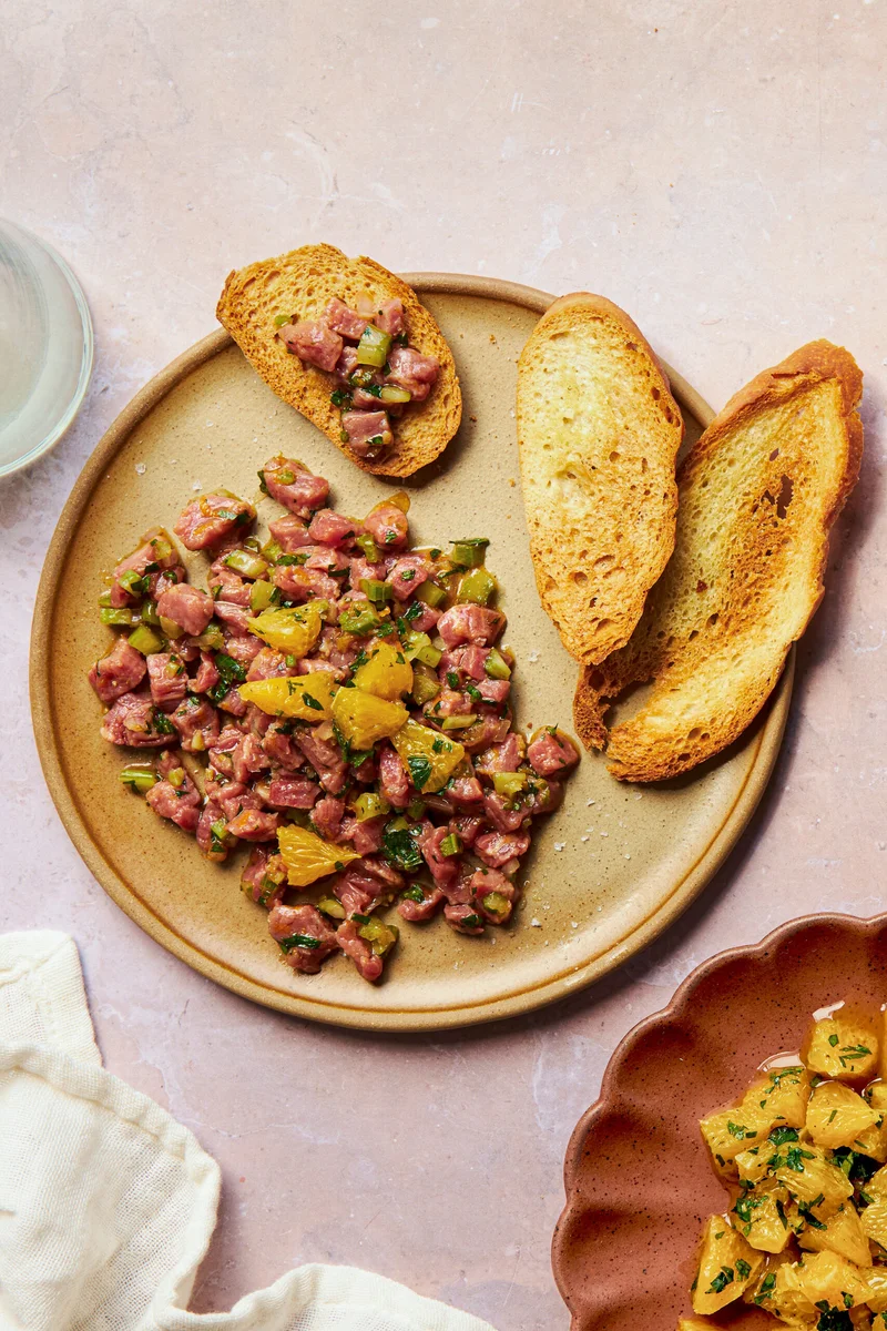 Tartare de bœuf, salsa d’oranges et de persil