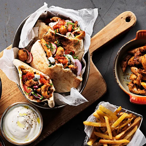 Strimlad kyckling med kebabkrydda i pitabröd