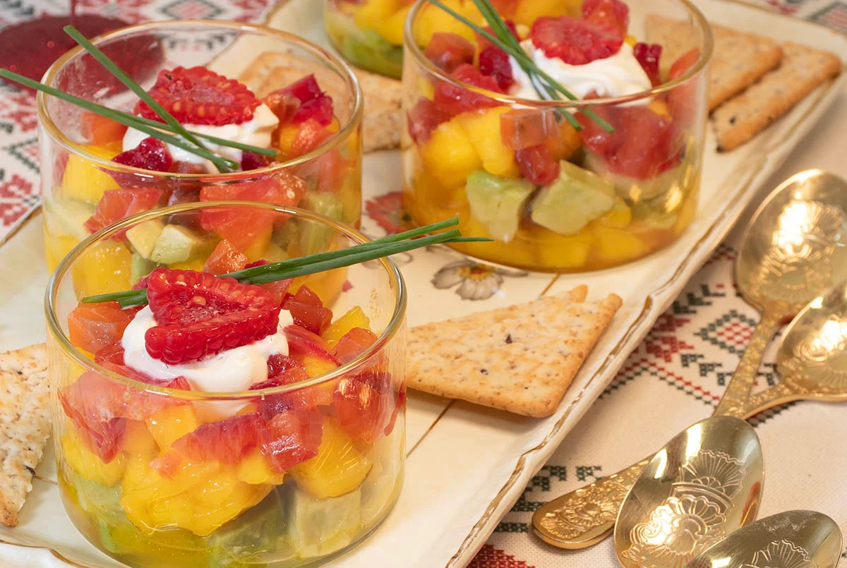 Aperitivo de mango, aguacate y salmón marinado