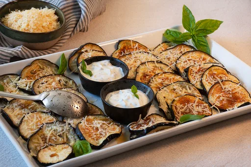 Berenjenas con parmesano y vinagreta de miel.