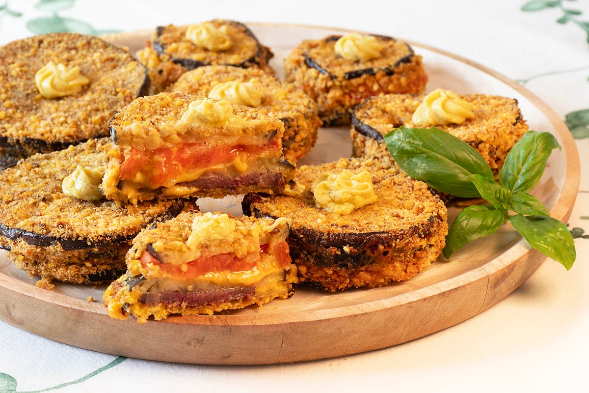 Berenjenas rellenas en timbal con queso, cecina y tomate.
