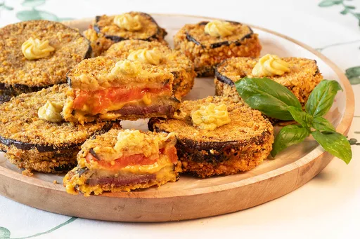 Berenjenas rellenas en timbal con queso, cecina y tomate.