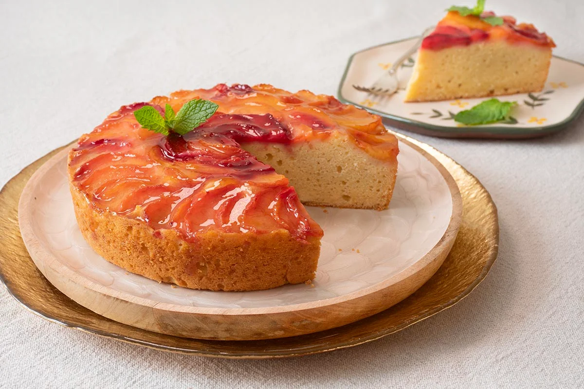Bizcocho de ricotta y ciruelas rojas fácil y esponjoso