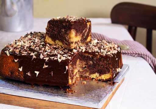 Bizcocho esponjoso marmolado de naranja y chocolate.