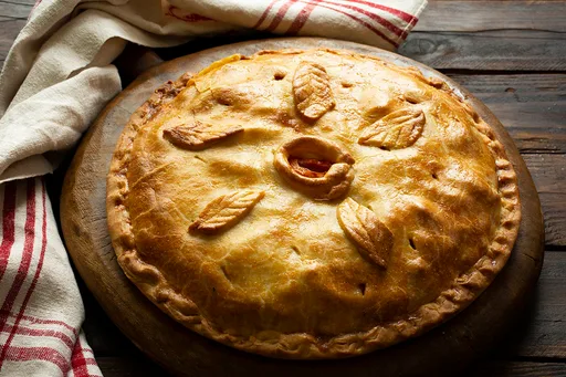 Empanada de pollo, puerro y setas.
